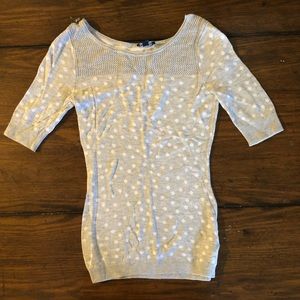 Quarter sleeve shirt.